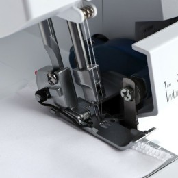Оверлок MERRYLOCK 220 белый